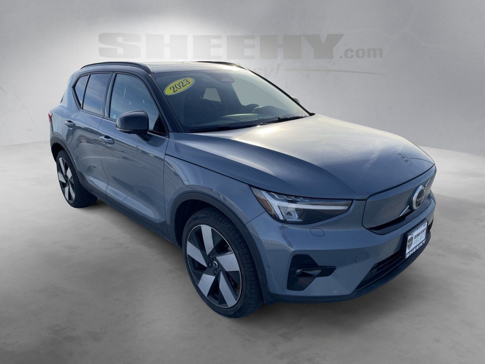 2023 VOLVO XC40