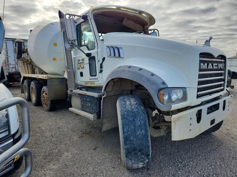 2017 MACK GU