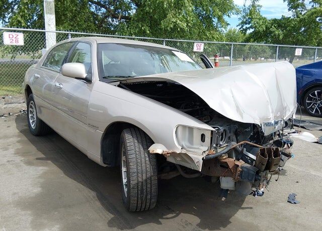2002 LINCOLN Town Car