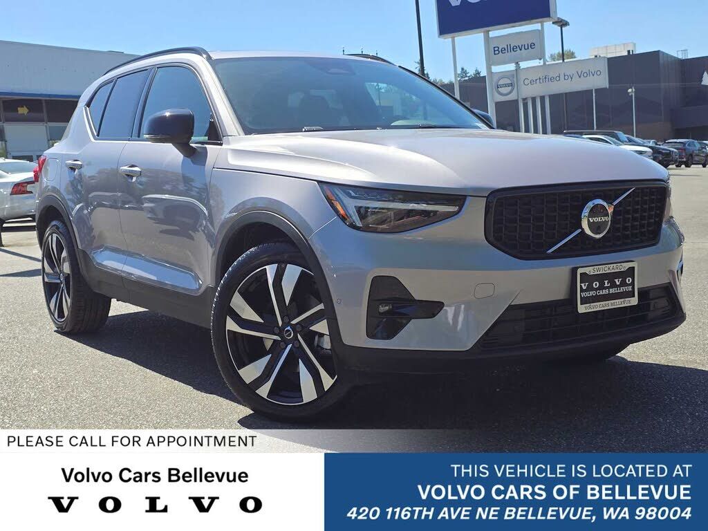 2026 VOLVO XC40