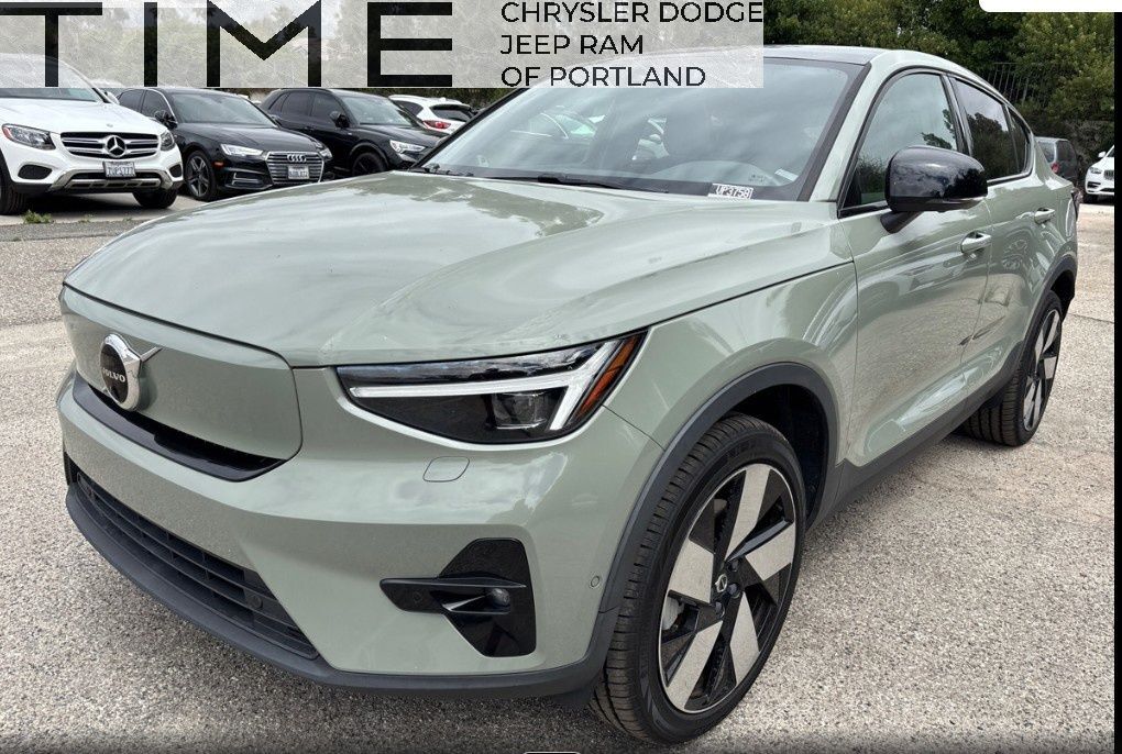 2023 VOLVO C40