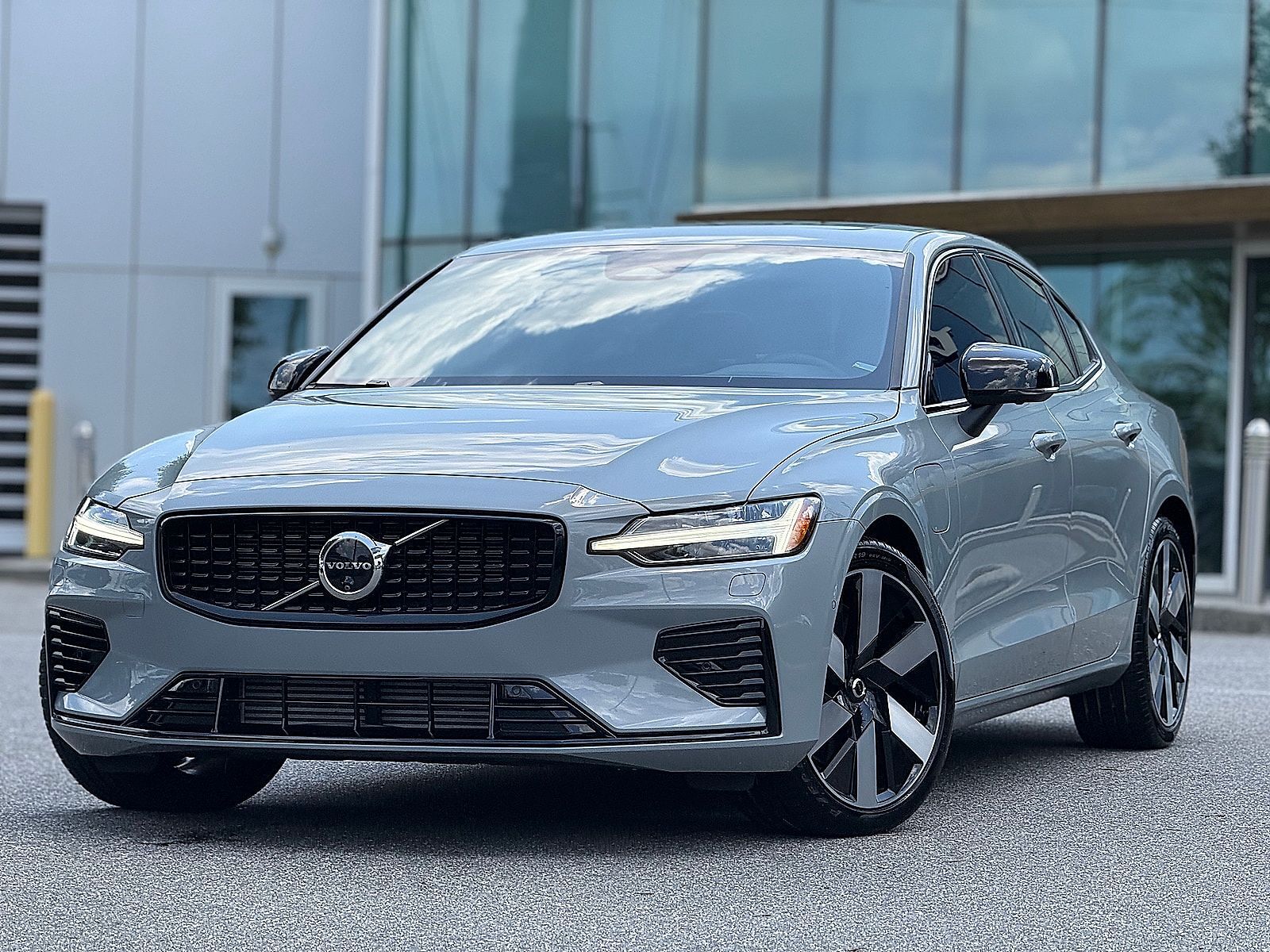 2025 VOLVO S60