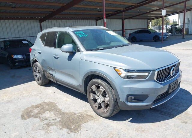 2022 VOLVO XC40