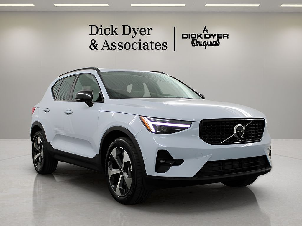 2026 VOLVO XC40
