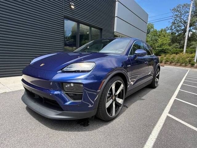 2025 PORSCHE Macan