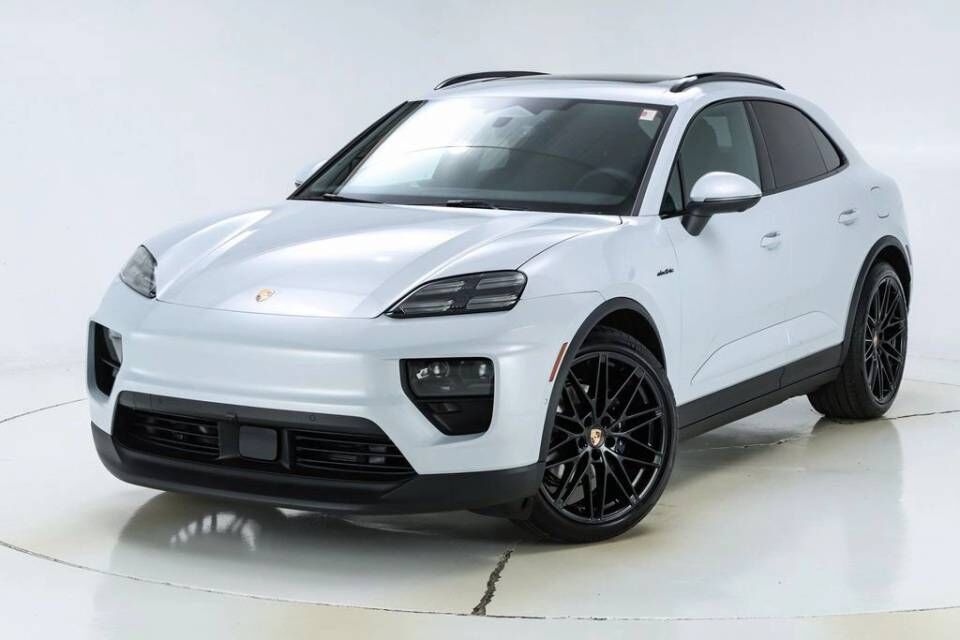 2026 PORSCHE Macan