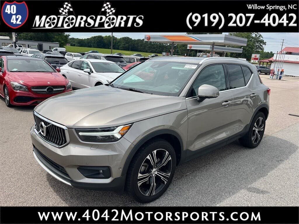 2022 VOLVO XC40