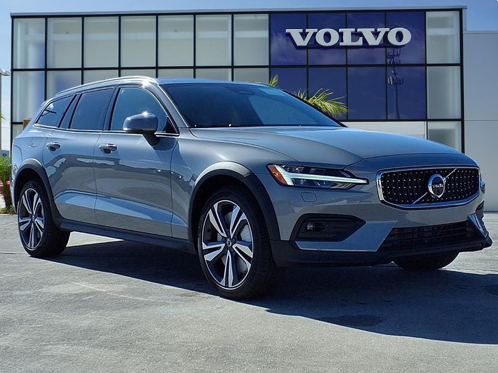 2026 VOLVO V60CC
