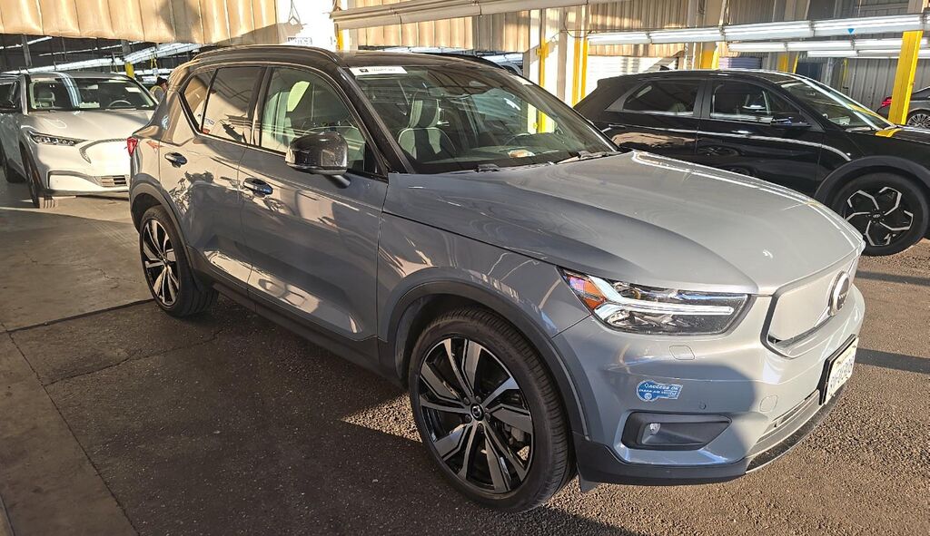 2021 VOLVO XC40