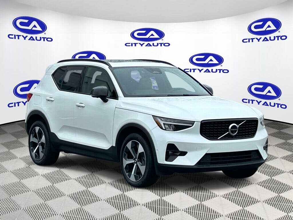 2023 VOLVO XC40
