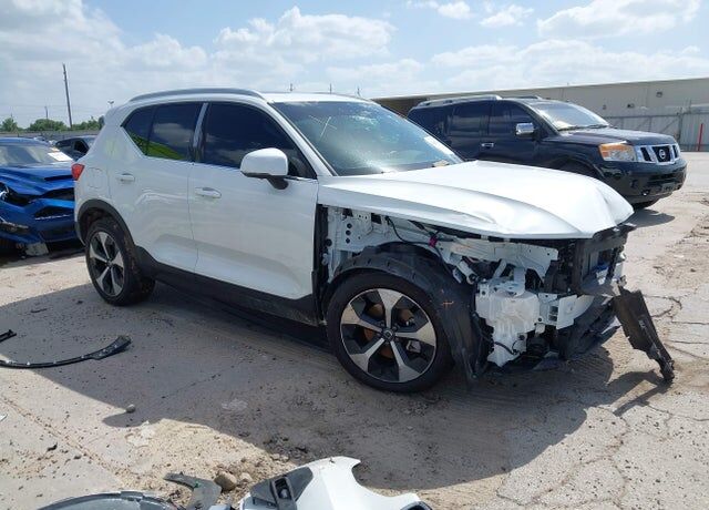 2025 VOLVO XC40
