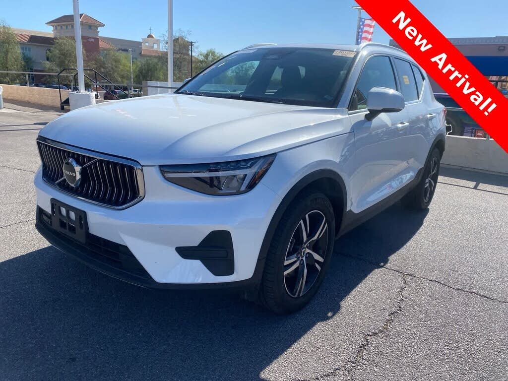 2024 VOLVO XC40