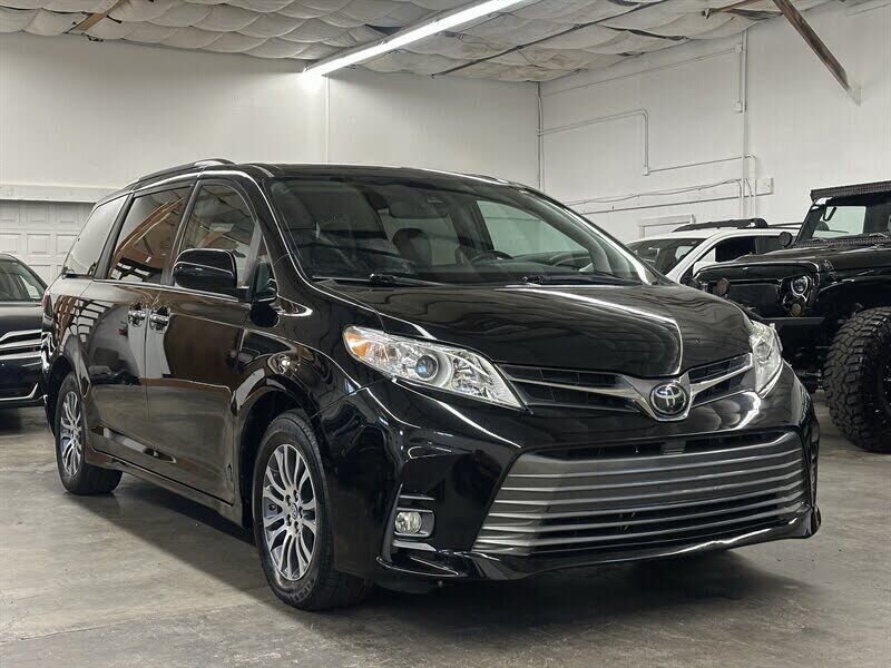2019 TOYOTA Sienna