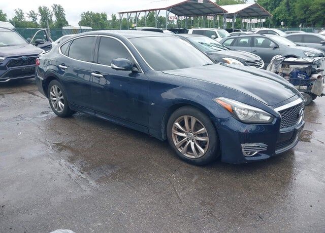 Infiniti Q70