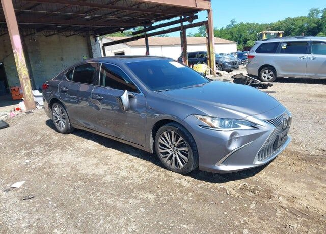 2019 LEXUS ES