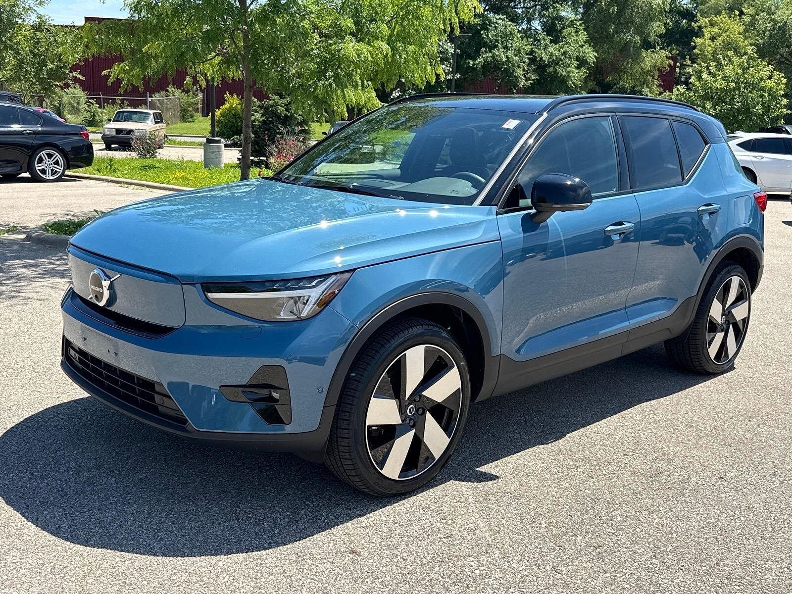 2023 VOLVO XC40