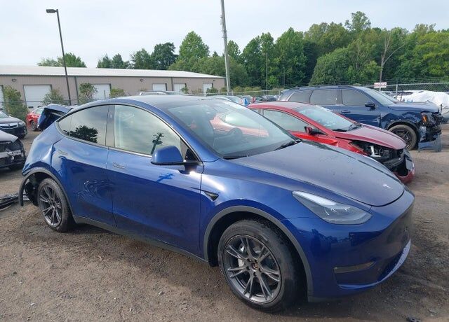 2025 TESLA Model Y