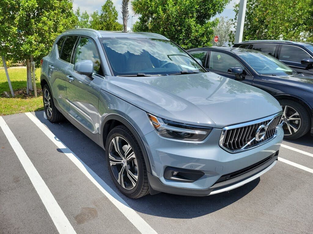 2022 VOLVO XC40