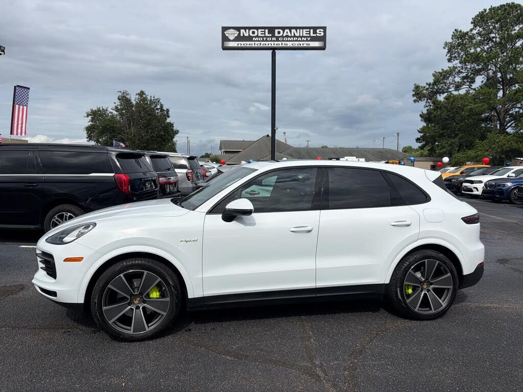2023 PORSCHE Cayenne