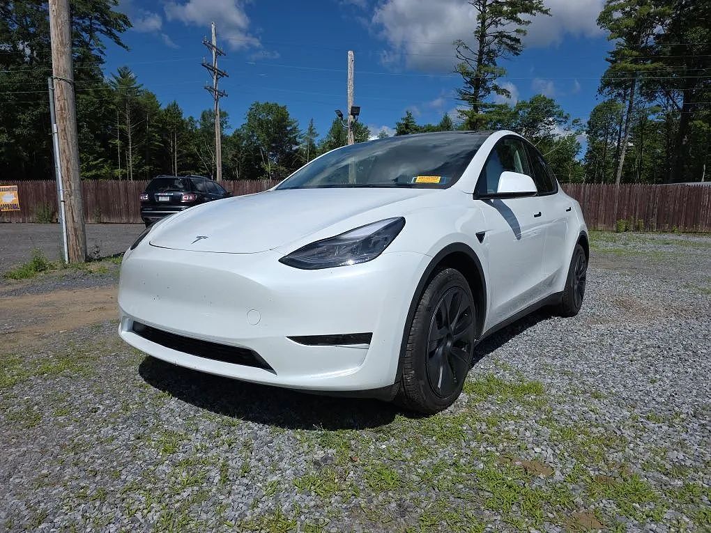 2025 TESLA Model Y