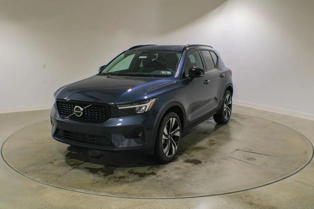 2026 VOLVO XC40