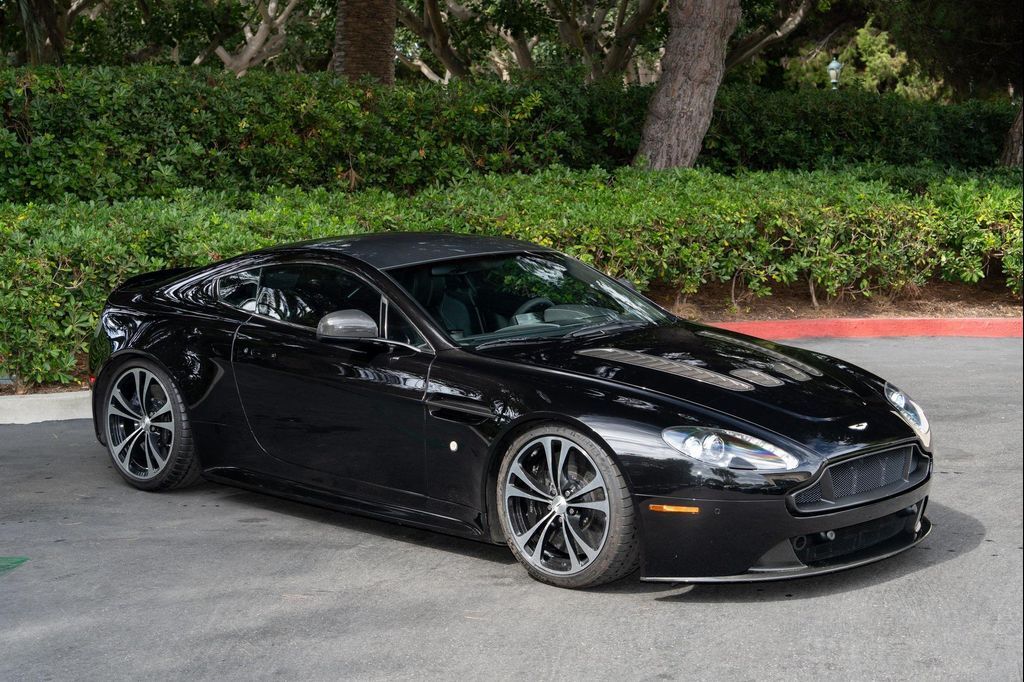 Aston Martin V12 Vantage