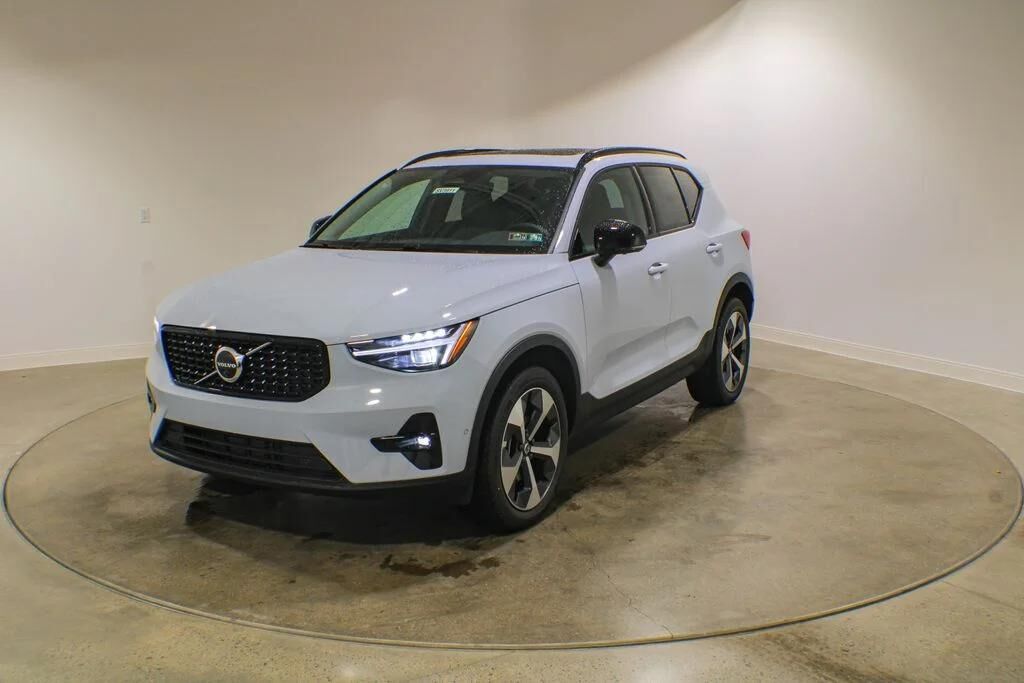 2026 VOLVO XC40