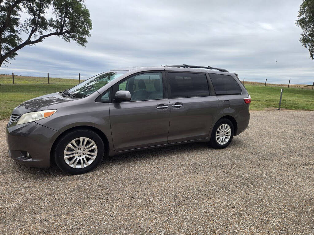 2017 TOYOTA Sienna