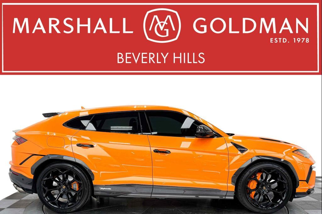 2024 LAMBORGHINI URUS
