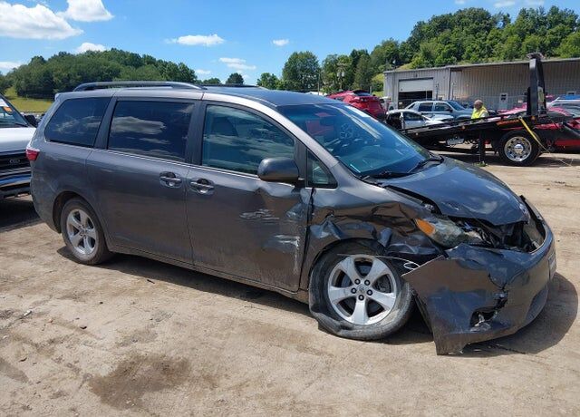2017 TOYOTA Sienna