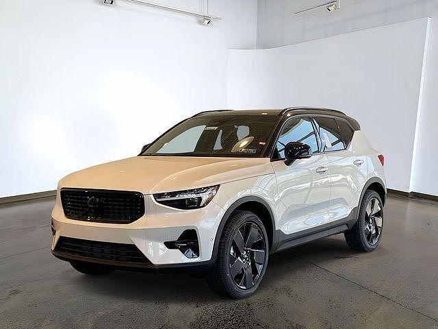 2026 VOLVO XC40