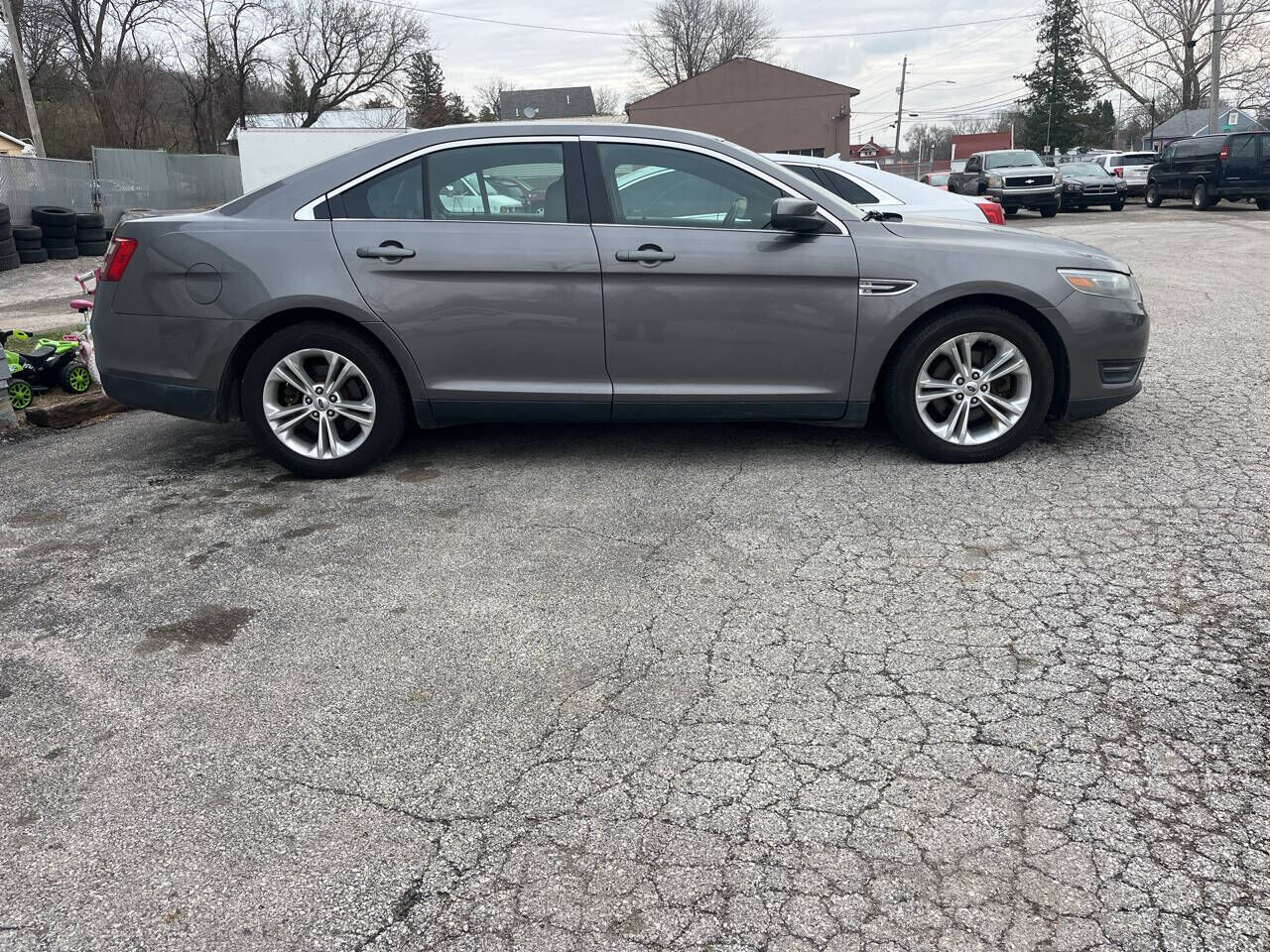 2013 FORD Taurus