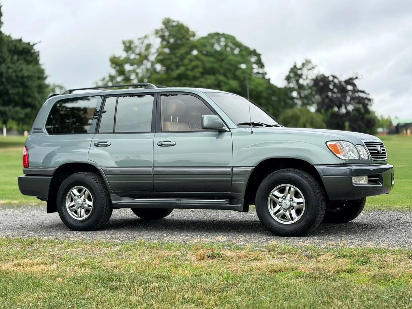 2001 LEXUS LX