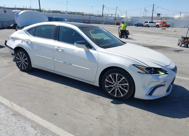 2019 LEXUS ES