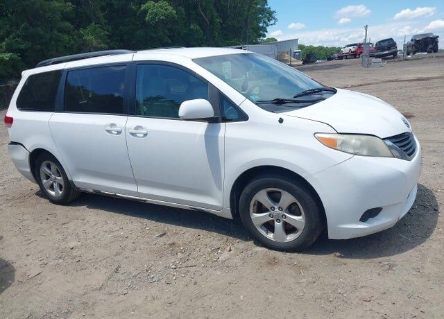 2011 TOYOTA Sienna