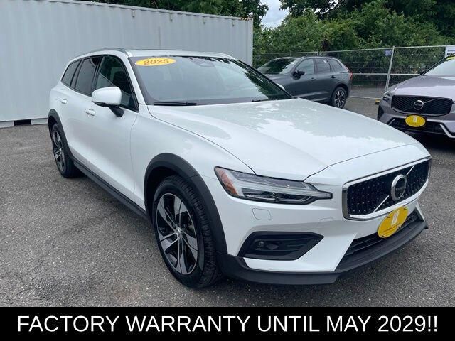 2025 VOLVO V60CC