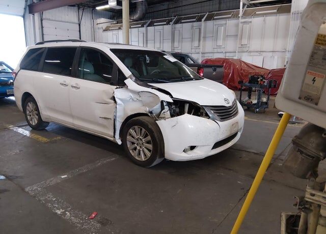 2011 TOYOTA Sienna