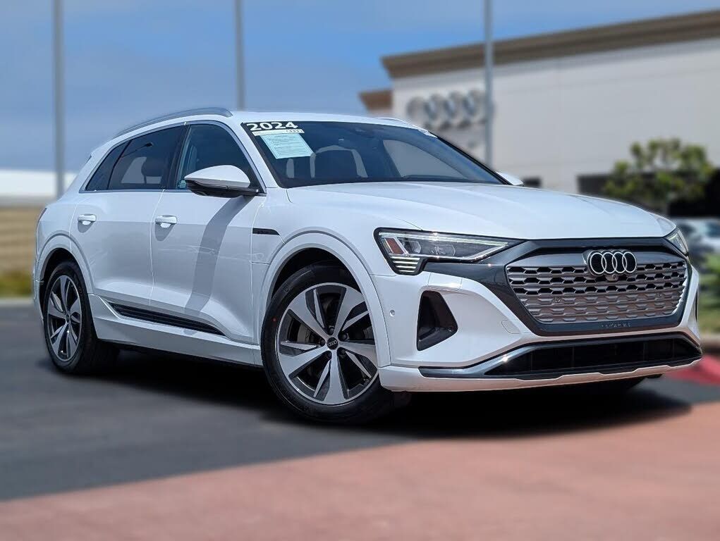 2024 AUDI Q8