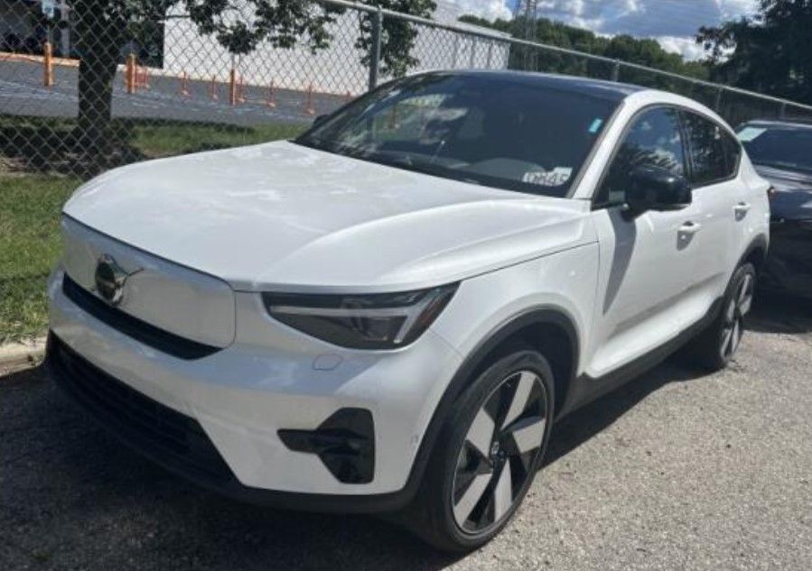 2023 VOLVO C40