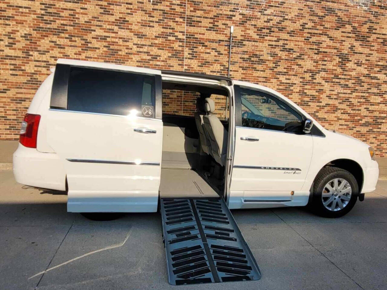2012 CHRYSLER Town and Country