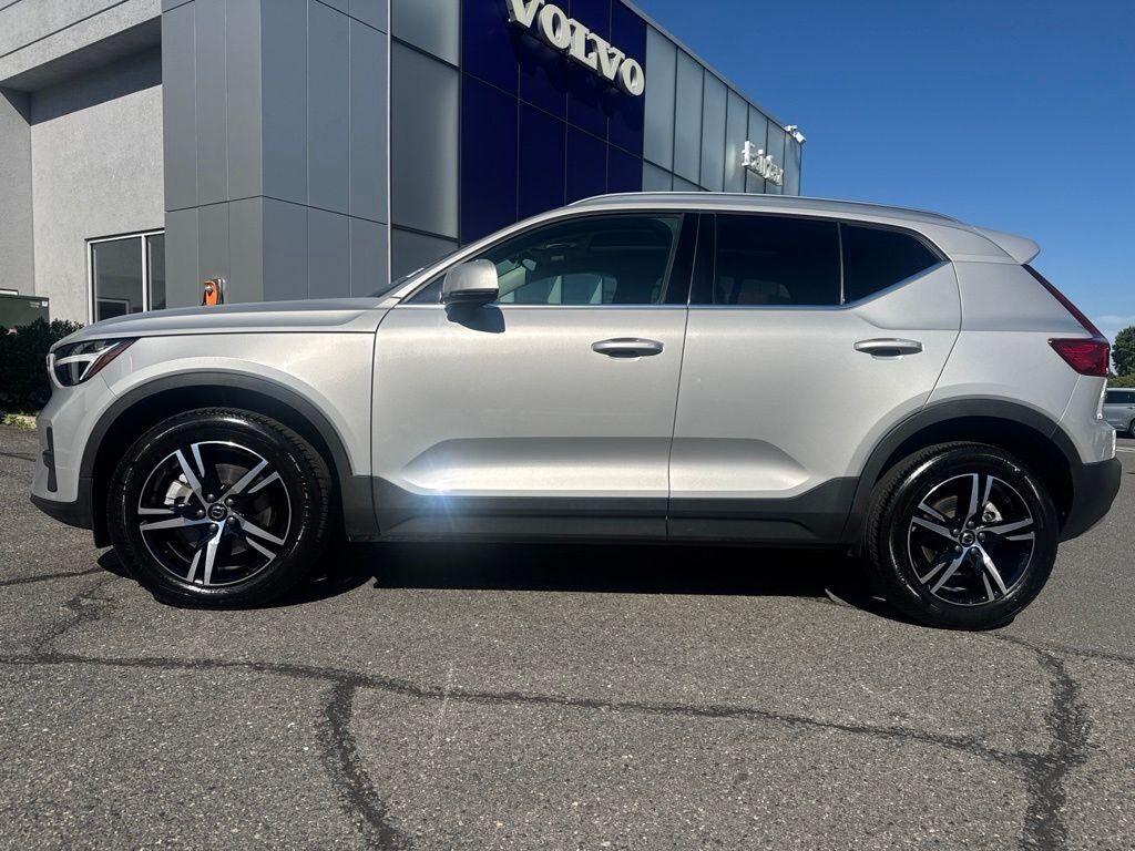 2025 VOLVO XC40