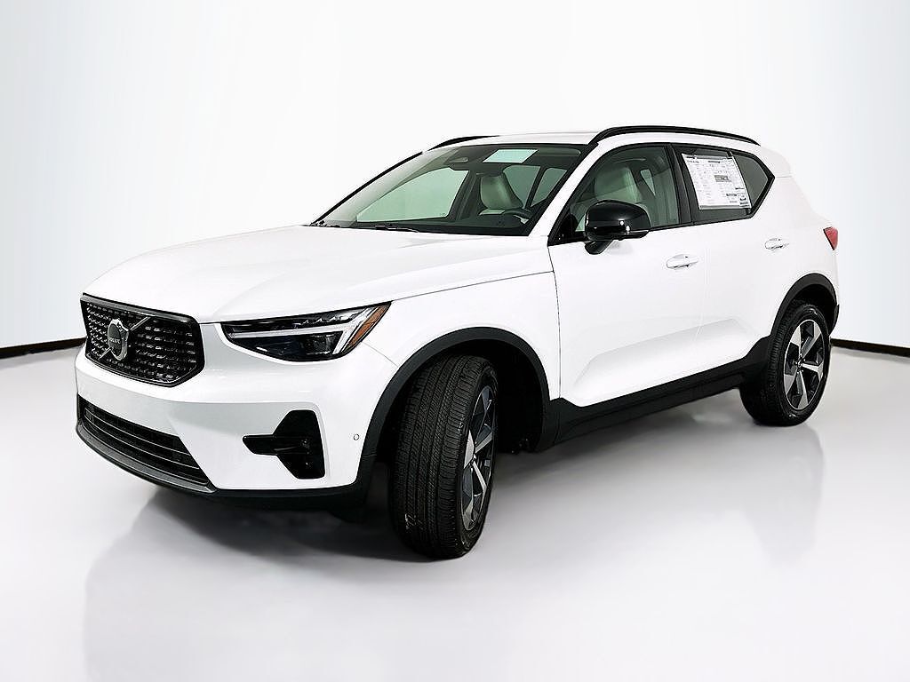 2026 VOLVO XC40