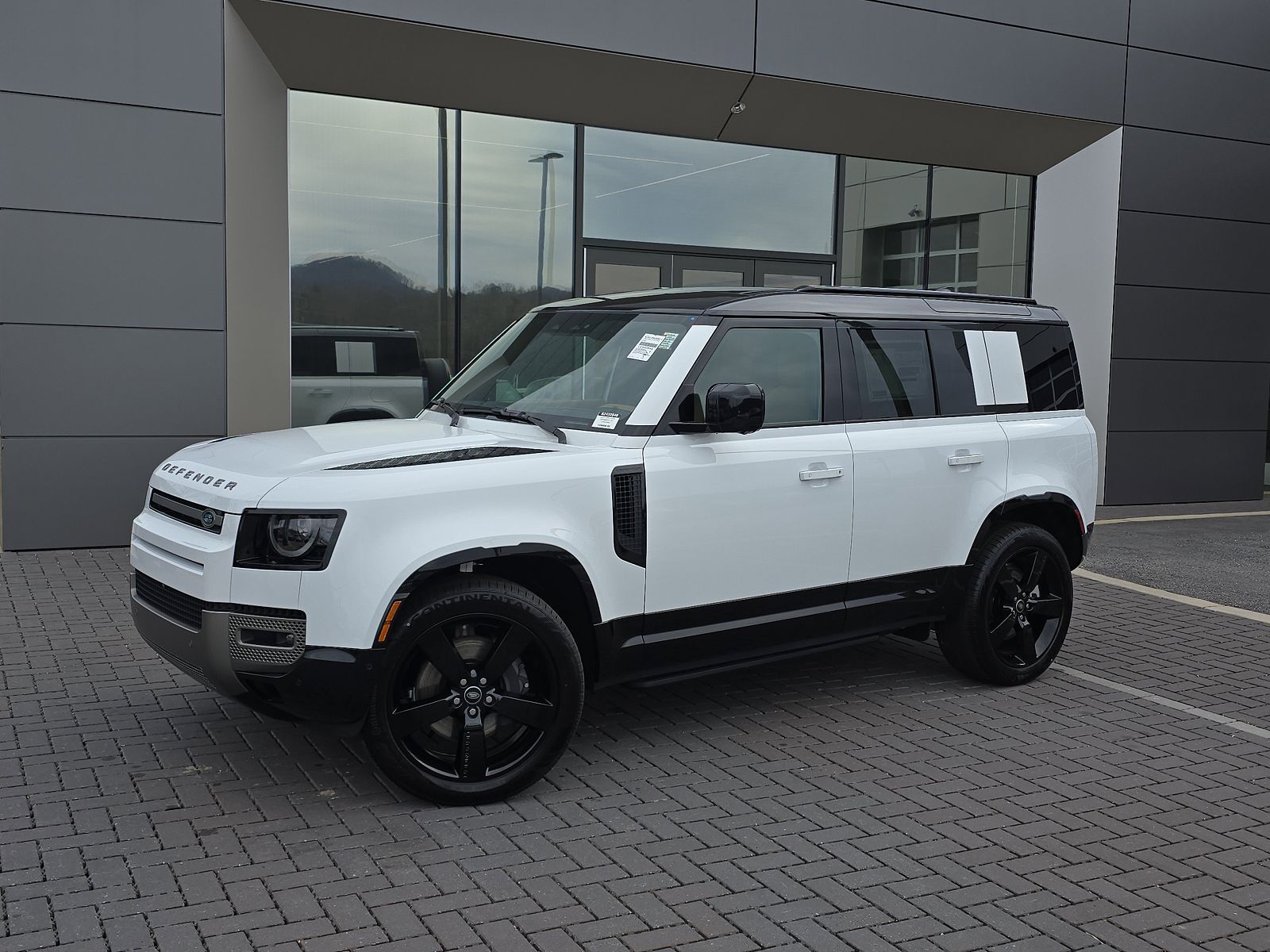 2025 LAND ROVER Defender