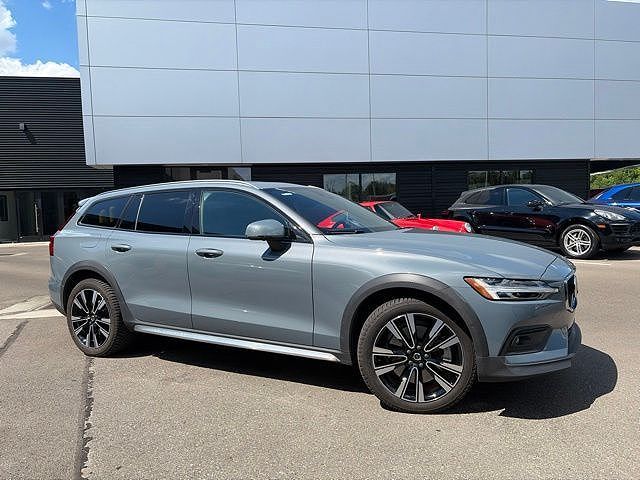 2023 VOLVO V60CC