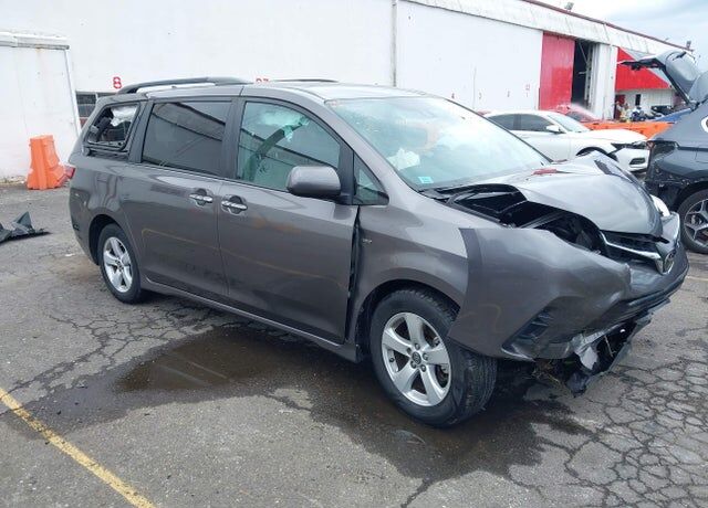 2019 TOYOTA Sienna