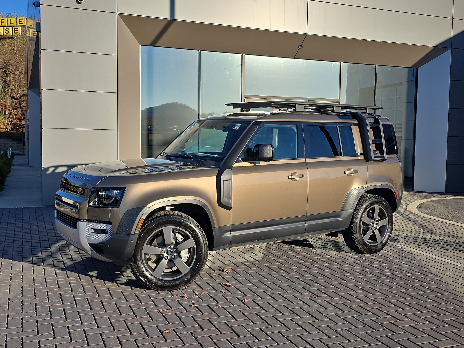 2025 LAND ROVER Defender