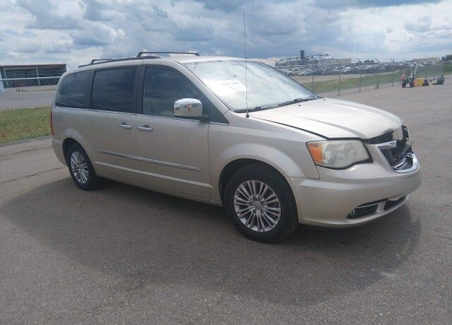 2013 CHRYSLER Town and Country