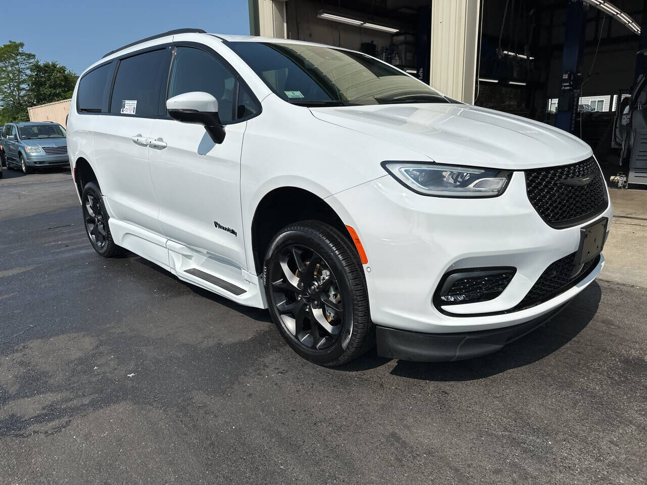 2023 CHRYSLER Pacifica