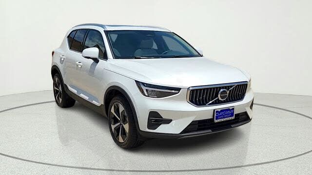2024 VOLVO XC40