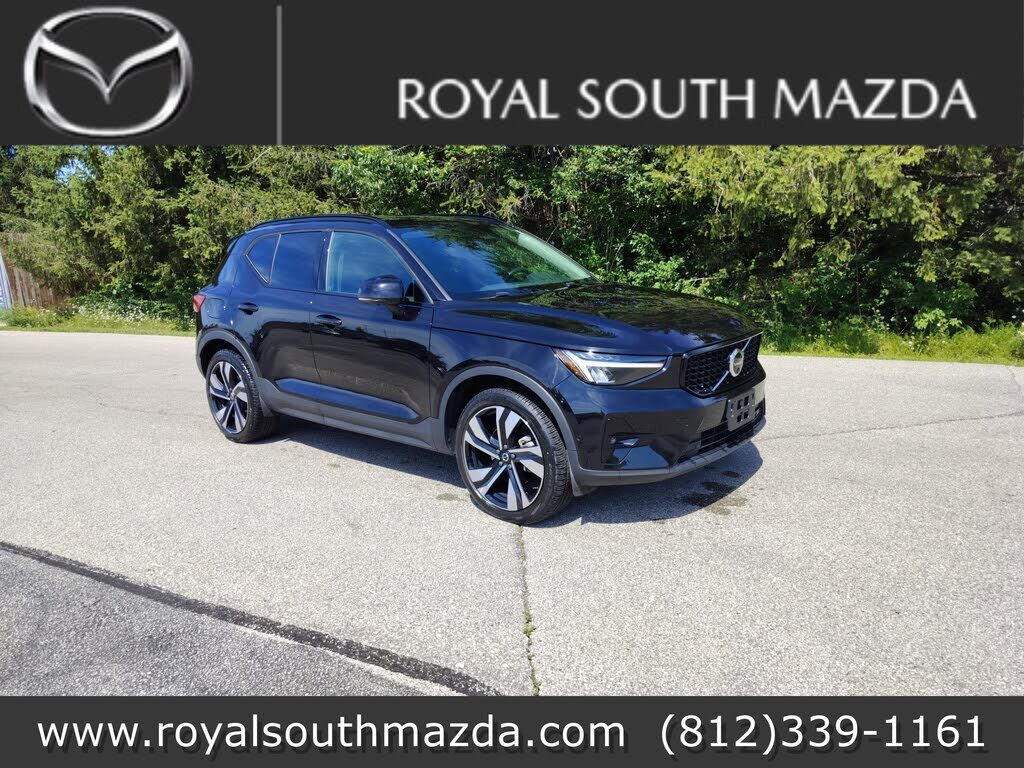 2025 VOLVO XC40